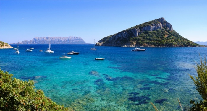 Cala Moresca vicino Golfo Aranci, caletta nascosta con acque trasparenti