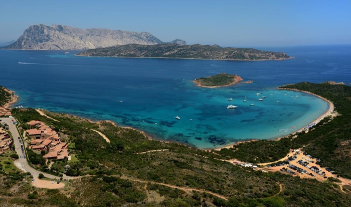 Capo Coda Cavallo, promontori granitici sul mare blu della Sardegna