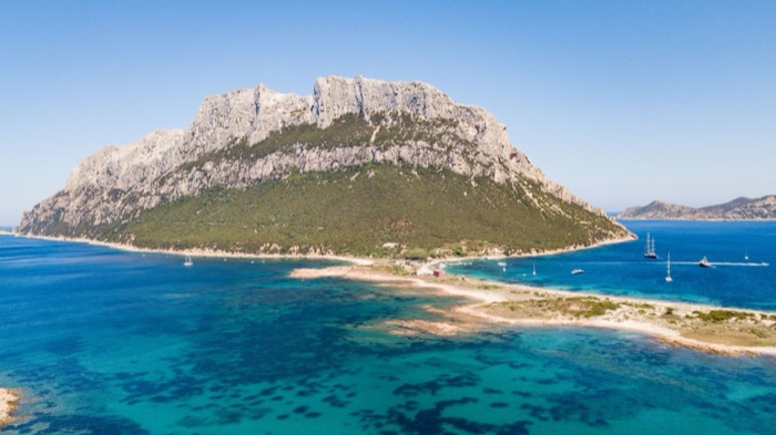 Isola di Tavolara vista dal mare, area marina protetta in Sardegna